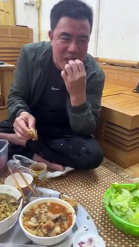 Bố mới giục chị gái đi lấy chồng, em trai đã ngồi khóc sướt mướt