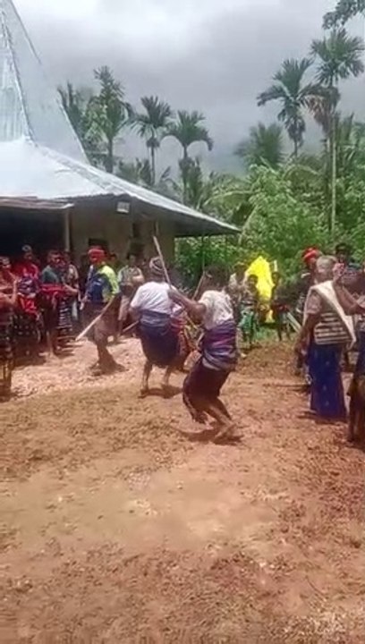 Acara Penguburan Bpk R.R Tanggu Di Penu Mareda Sumba-NTT