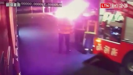 停紅燈腳下「熱熱的」BMW突冒煙陷火海車上情侶急逃生(翻攝畫面)