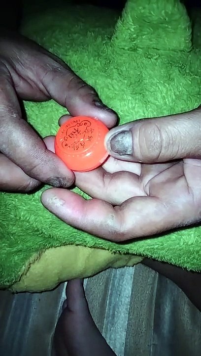 Chồng lam lũ vẫn gắng mua nhẫn tặng vợ, nhìn bàn tay biết tình yêu của anh lớn nhường nào