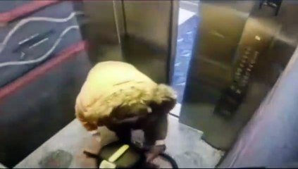 Descuido En el ascensor con el cable de una aspiradora