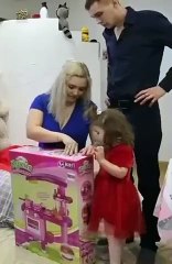 Dos padres en Rusia golpean accidentalmente a su pequeña hija, mientras tratan de abrir su regalo