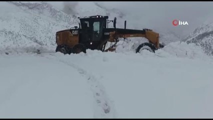 Şırnak'ta kar esareti devam ediyor, kalınlığı bir metreyi geçti