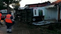 Servis aracının devrilmesi sonucu 10 kişi yaralandı