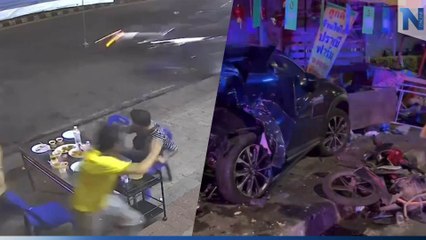 เร็วแรงทะลุร้านข้าวต้ม กระบะพุ่งชนยับ ลูกค้าโดดหนี รอดหวุดหวิด