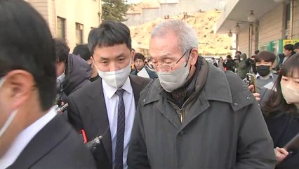 '강제추행' 첫 재판 오영수..."손 잡았지만 추행 아냐" / YTN