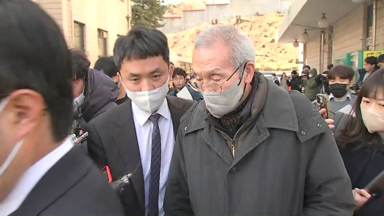 '강제추행' 첫 재판 오영수..."손 잡았지만 추행 아냐" / YTN