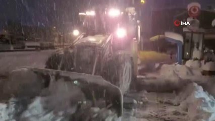 Trabzon'da 24 mahalle yolunda karla mücadele sürüyor