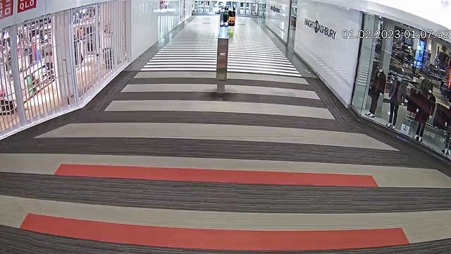 Assaltantes invadem centro comercial com carro roubado