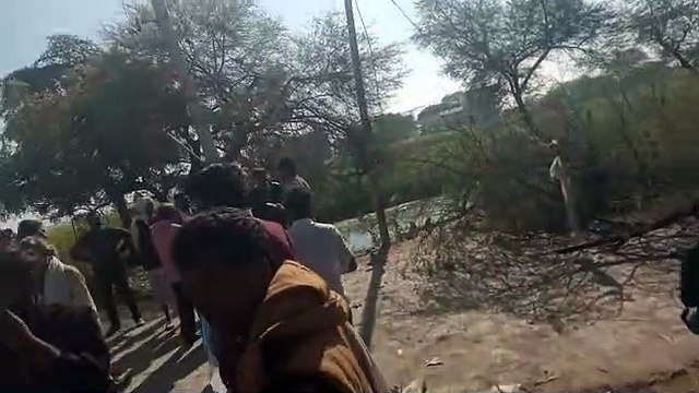 प्रशासन ने नहीं हटाया अतिक्रमण, ग्रामीणों ने लगाया जाम