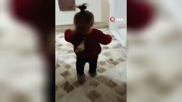Karabük'te tebessüm ettiren anlar... Küçük kız, sırtına konan kuşu oda oda gezip aradı