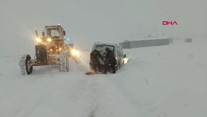 ÖZALP'TE KAMYON YAN YATTI, SARAY'DA 10 ARAÇ YOLDA KALDI