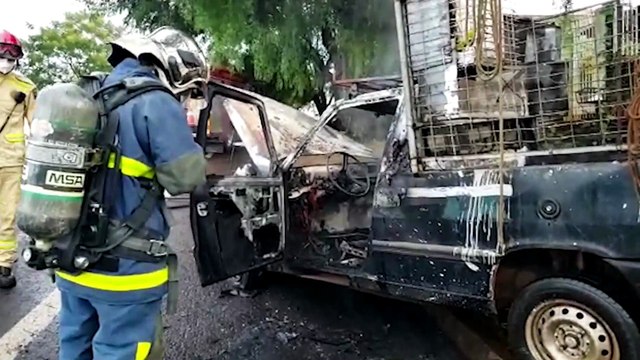 Fiorino fica praticamente destruída após pegar fogo no Bairro Canadá