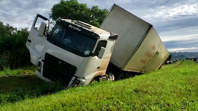 Caminhão sai da pista e quase tomba às margens da rodovia BR-277