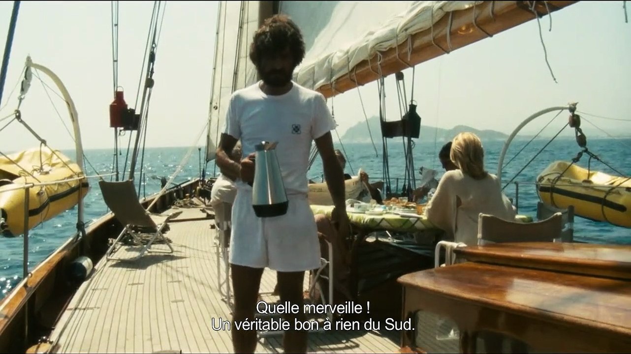 Vers un destin insolite sur les flots bleus de...