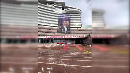 CHP Genel Merkezi'ne, "Ben Kemal Geliyorum" Pankartı Asıldı
