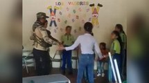 Disidencias de las Farc entregaron cartillas y bailaron con niños en escuela de Yarumal