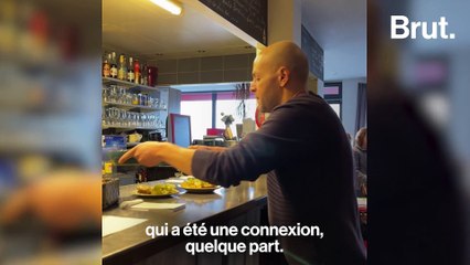 Il permet aux plus démunis de manger au restaurant