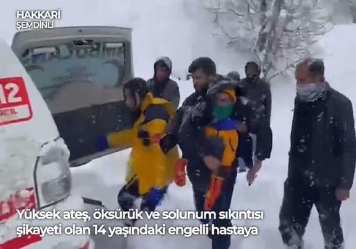 Bakan Koca Yolu kapanan köydeki engelli hastamız hastaneye nakledildi