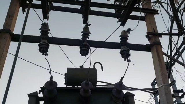 डीपी के काटे जम्फर, धमाका सुनकर बाहर आए लोग....अंधेरे में डूबा रहा आधा कस्बा
