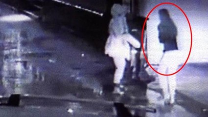 Cinsel saldırıya uğrayan genç kız kendini sokağa zor attı: İç çamaşırımı dizime kadar indirip ilişkiye girmeye çalıştı