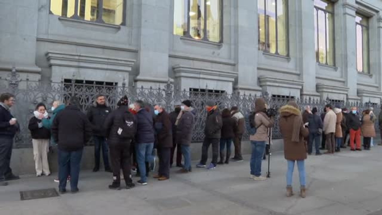 Largas colas para comprar letras del Tesoro
