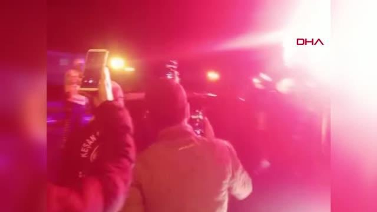 DEVRİLEN KAMYONETTEN YARA ALMADAN ÇIKTI