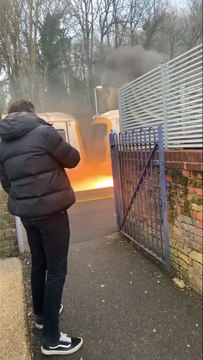 Passageiros retirados de comboio após começar a incendiar-se