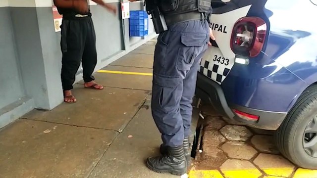 Sextou! Homem compra bebidas alcoólicas com cartão 'achado' na rua e vai parar na Delegacia