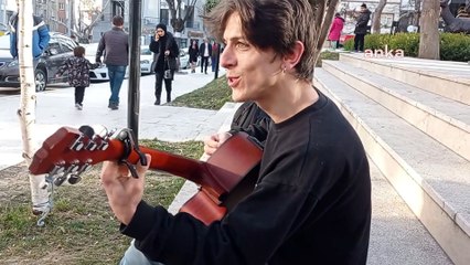 Konservatuvar mezunu genç, geçimini sokak müzisyenliğinden sağlıyor