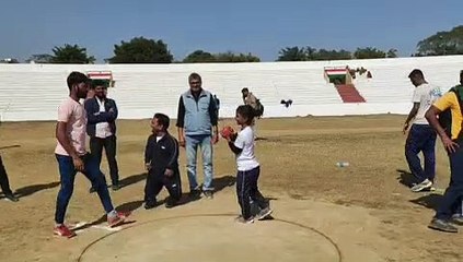 साढ़े तीन फ़ीट की निशा ने एथलेटिक्स प्रतियोगिता में जब गोला फेंका तो सब दंग रह गये,देखे वीडियो