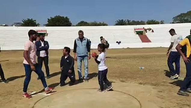 साढ़े तीन फ़ीट की निशा ने एथलेटिक्स प्रतियोगिता में जब गोला फेंका तो सब दंग रह गये,देखे वीडियो