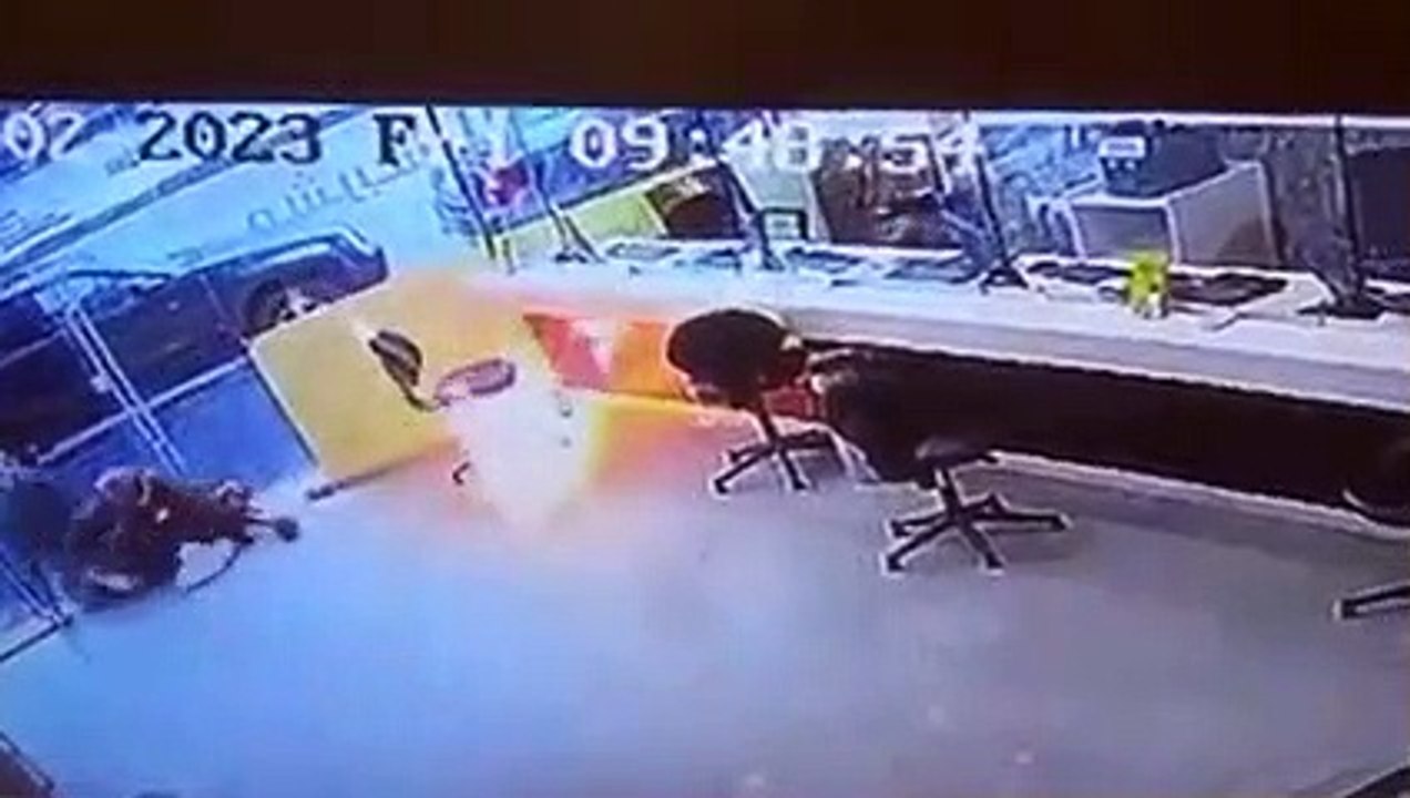 هجوم بـ مادة حارقة على محل صرافة بالزرقاء - فيديو