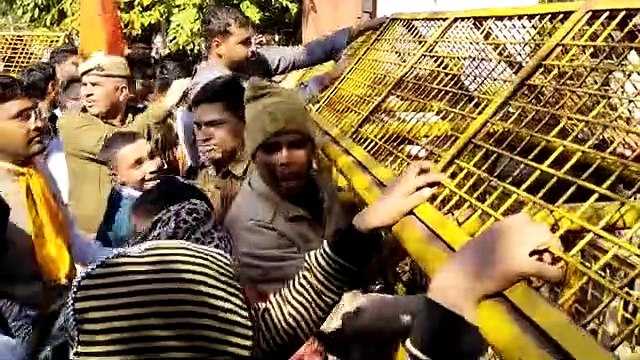 देखिए: कलक्ट्रेट पर हंगामा...लड़कियों से धक्का-मुक्की, एबीवीपी के छह कार्यकर्ता गिरफ्तार