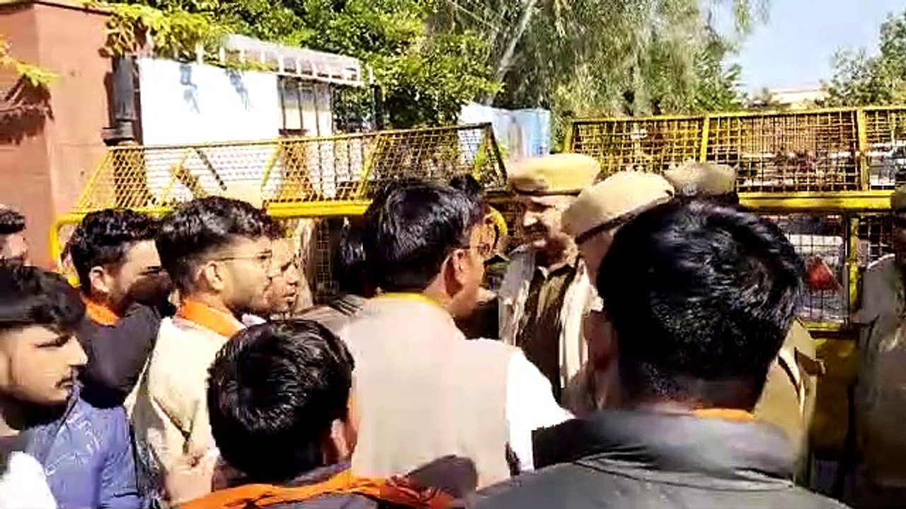 देखिए: कलक्ट्रेट पर हंगामा...लड़कियों से धक्का-मुक्की, एबीवीपी के छह कार्यकर्ता गिरफ्तार
