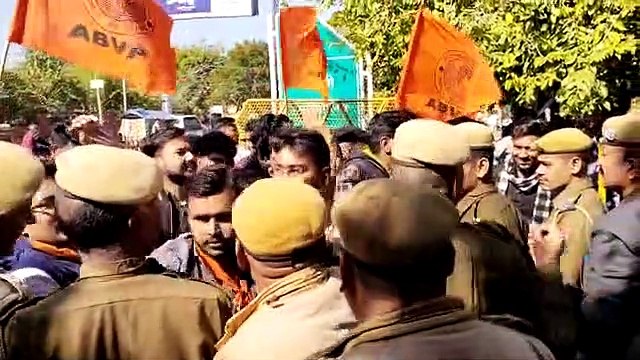 देखिए: कलक्ट्रेट पर हंगामा...लड़कियों से धक्का-मुक्की, एबीवीपी के छह कार्यकर्ता गिरफ्तार