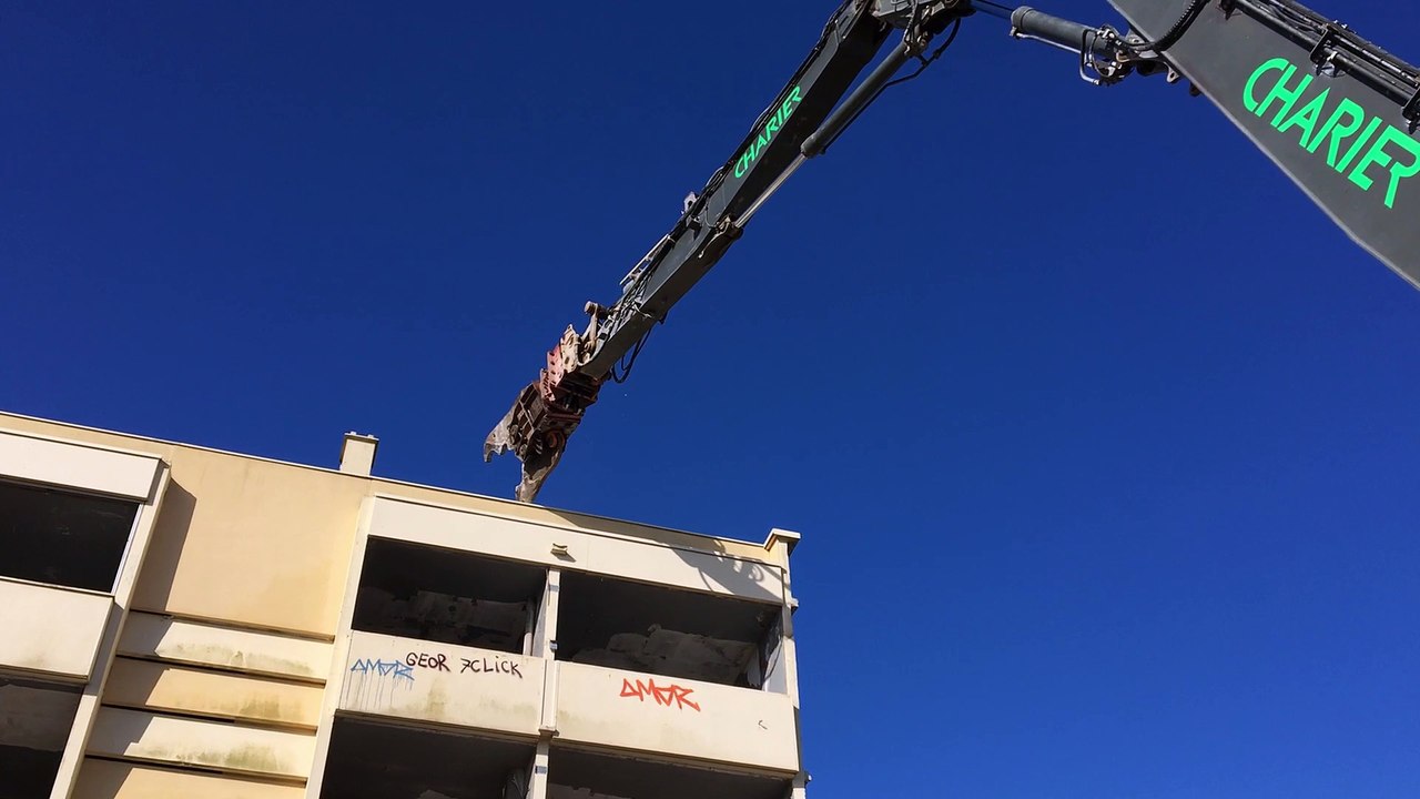 Soulac-Sur-Mer : la destruction de l'immeuble Le Signal a débuté