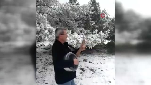 Kar yağışını cümbüş çalarak şarkıyla karşıladılar