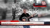 Muğla'da kar yağışını cümbüş çalarak şarkıyla karşıladılar