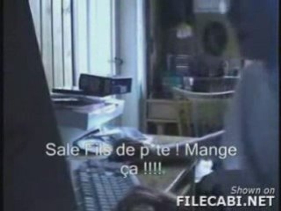 grave petage de plombs devant son ordinateur