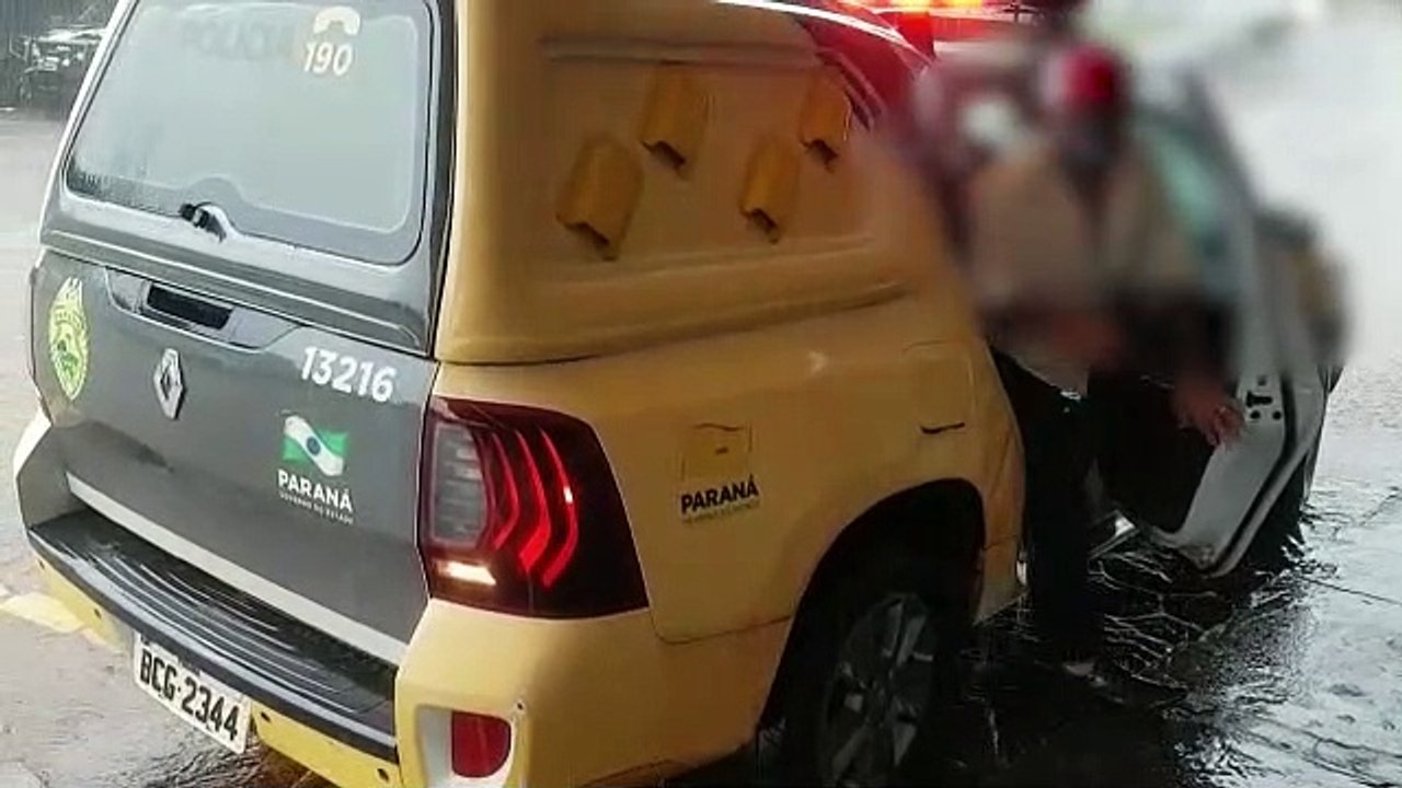 Homem faz entrega voluntária de espingarda na Delegacia