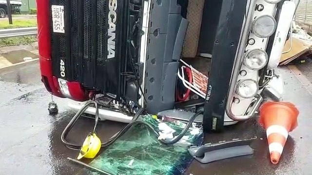 Caminhão tomba no Trevo Cataratas em Cascavel