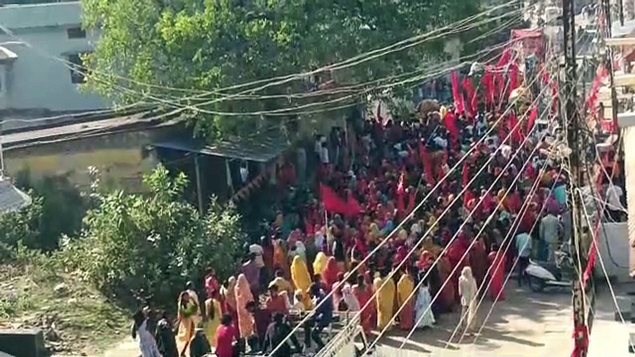 विसर्जन के लिए ले जाते माता की प्रतिमा के लिए उ...