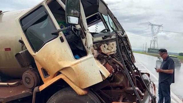 Cabine de caminhão fica destruída após colisão na BR-467