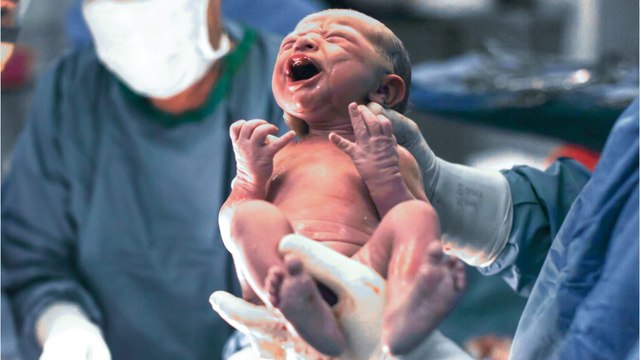 Nurses’ shock as a woman gives birth to a baby holding something unusual in its tiny hand