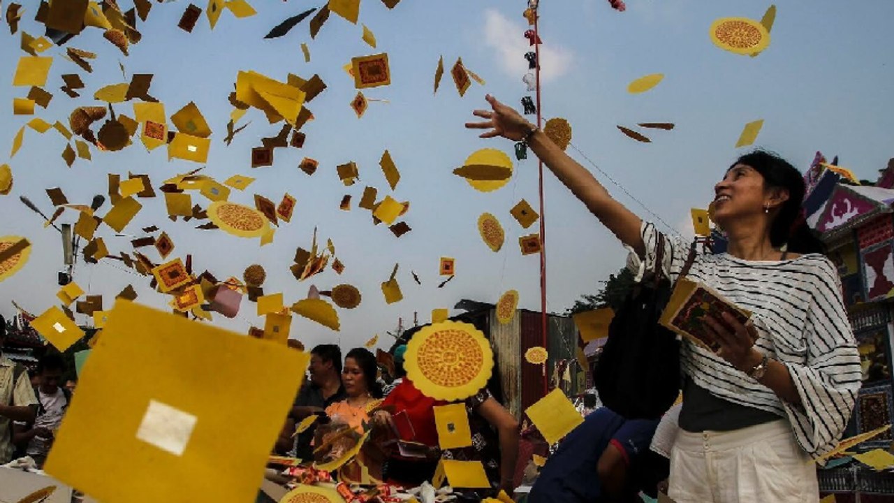 How Do Asians Halloween? | Reports