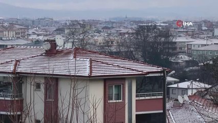 Sakarya şehir merkezine beklenen kar düştü
