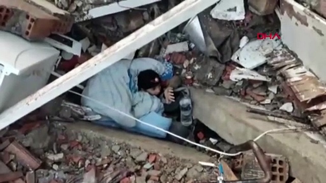 Hatay'daki depremde enkaz altında kaldı: Kurtarılmayı bekliyor
