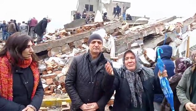 Enkazda yakınlarını kaybeden kadın isyan etti: Geliyoruz dediler, gelmediler belki bir tanesi kurtulurdu