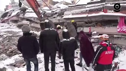 Malatya'da kar altında zamanla yarış sürüyor